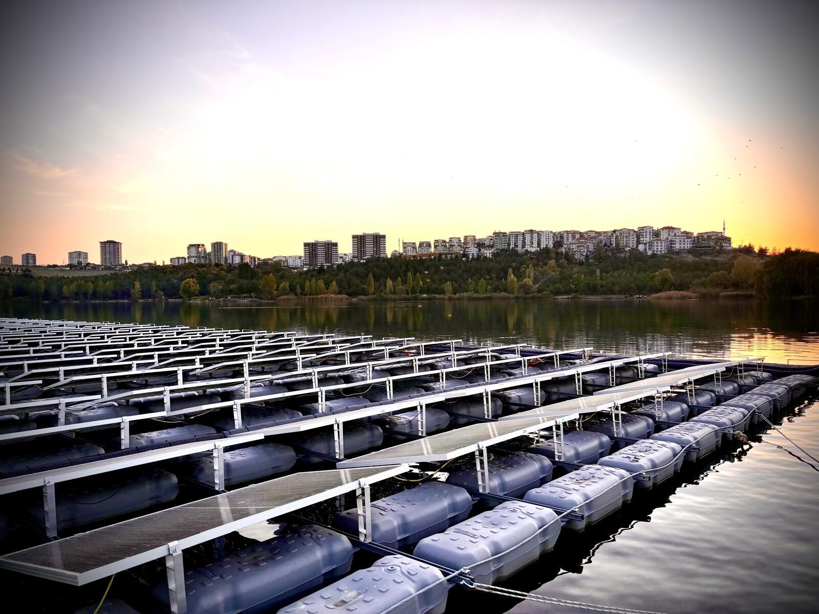 ASKİ Bayındır Barajı yüzer GES — gün batımı / ASKİ Bayındır Dam floating solar at sunset